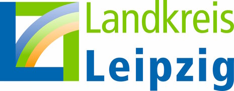 Logo des Landkreis Leipzig, mit einem Symbol auf der linken Seite, bestehend aus einem blau-grünem Viereck und einem blau-grün-gelben Teil eines Regenbogens. Auf der rechten Seite steht Landkreis in grüner Schrift und Leipzig in blauer Schrift.