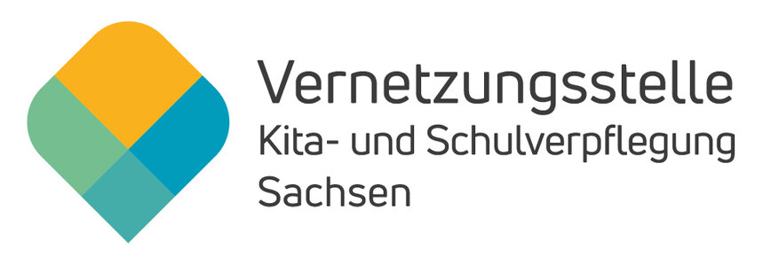 Logo der Vernetzungsstelle Kita- und Schulverpflegung Sachsen. Auf der linken Seite sieht man ein Viereck mit drei abgerundeten Ecken. Auf der die vierte Ecke unten ist im rechten Winkel. Das Viereck ist oben links grün, oben orange, rechts blau und unten